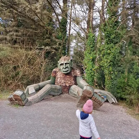Laura's On The Waw Meenacross